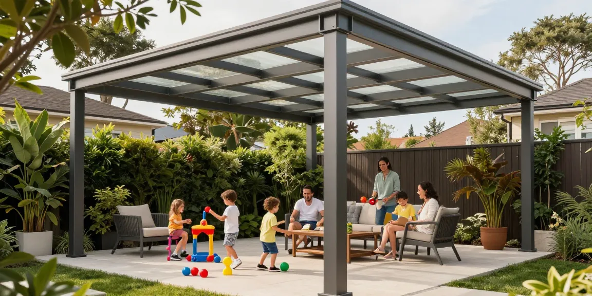 Terrassenüberdachung mit Familie, die einen sonnigen Nachmittag im Garten genießt.